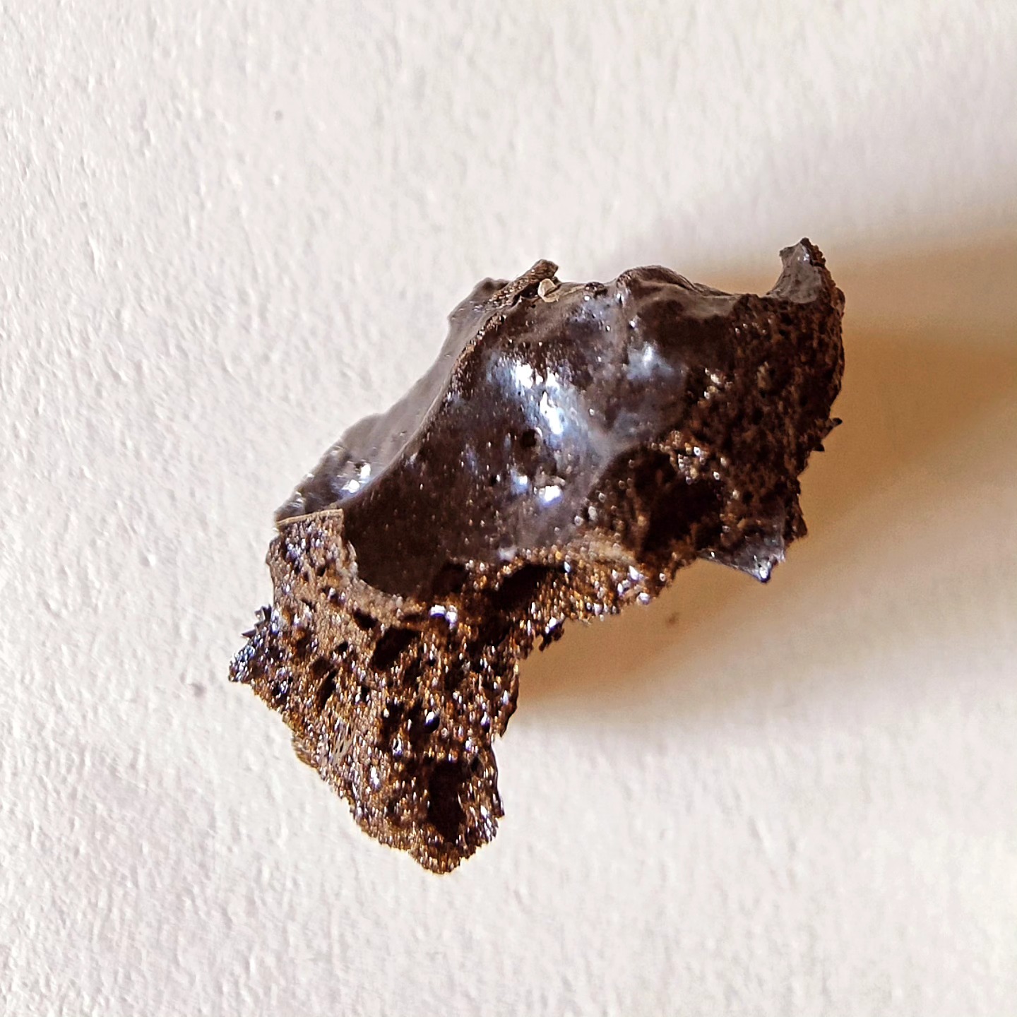 .hersenspinsel 

Dit stuk lava zag pas een week geleden voor het eerst zonlicht sinds het ontstaan van de aardbol, of sinds het ergens in een stuk ruimtepuin versmolt, als de zon er toen al was 😱
