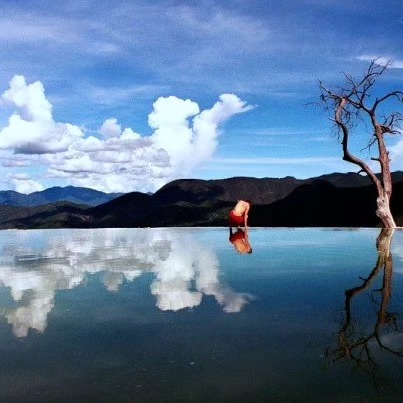 .filmrol vs ai

De komende weken neus ik even door m'n oude archieven filmrol en geef ze te eten aan #midjourney Ai. 

Origineel: Oaxaca, Hierve el Agua en Jan. 
Njammie